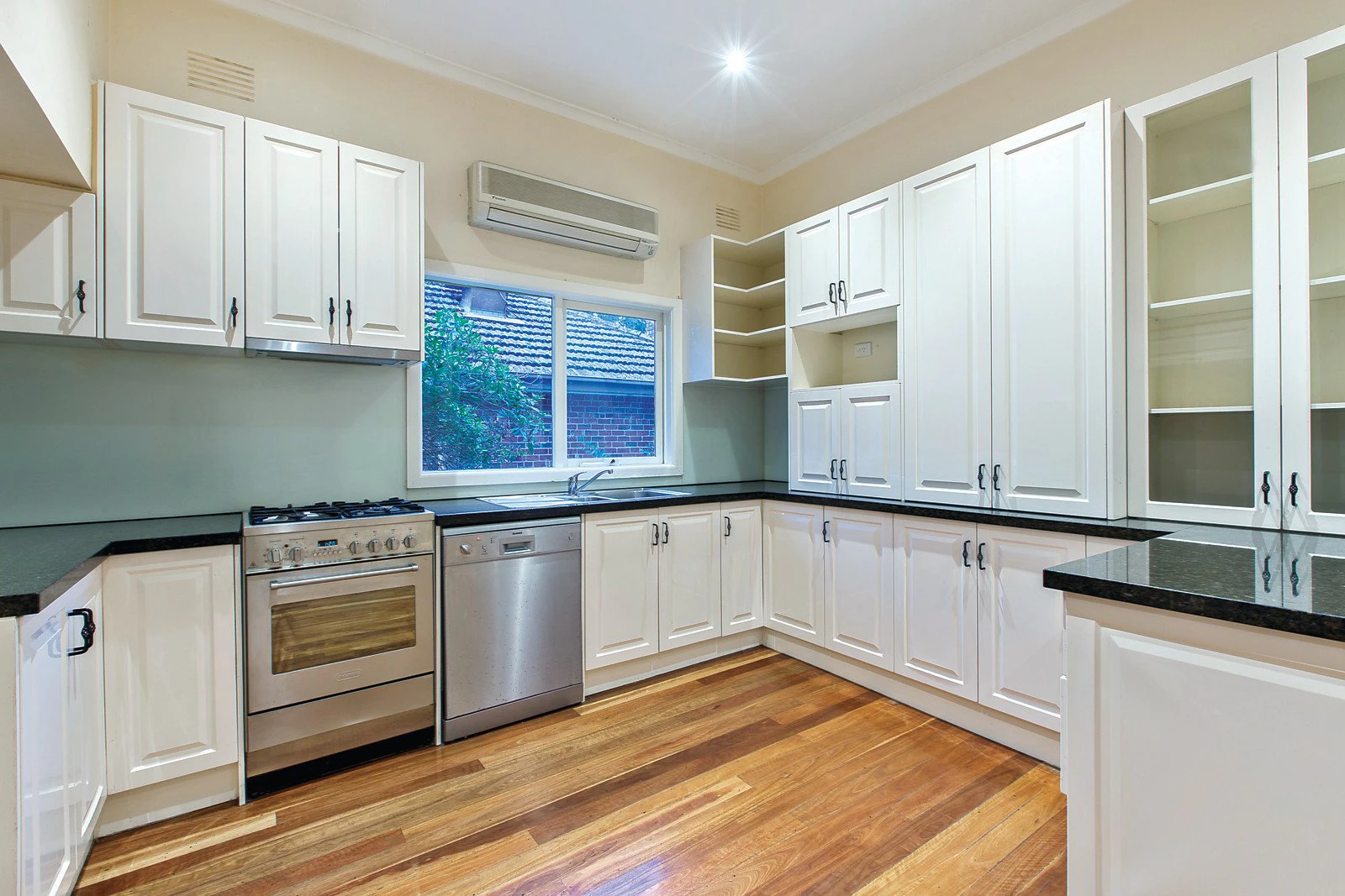 21 Barloa Road, Mont Albert, VIC