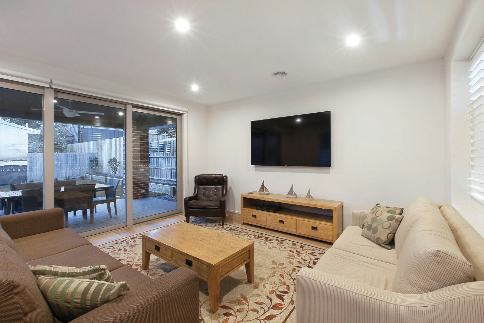 16 St Georges Avenue, Mont Albert, VIC