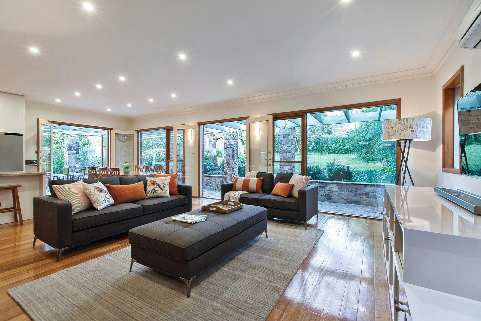 9 Carlyle Crescent, Mont Albert, VIC