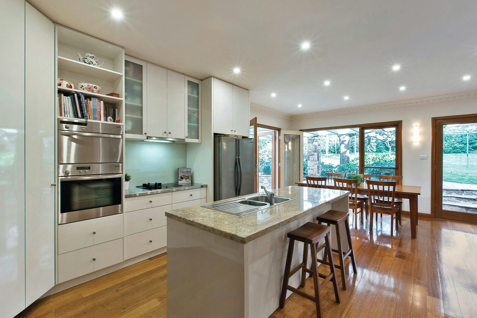 9 Carlyle Crescent, Mont Albert, VIC