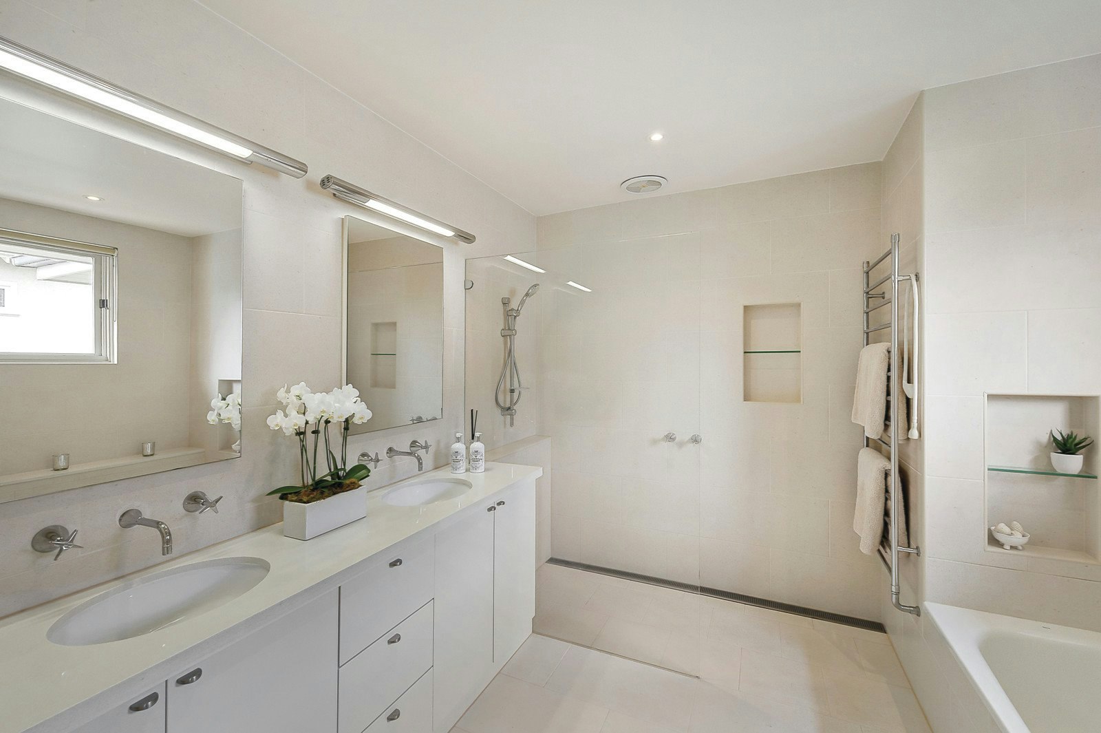 33 Avenue Athol, Canterbury, VIC