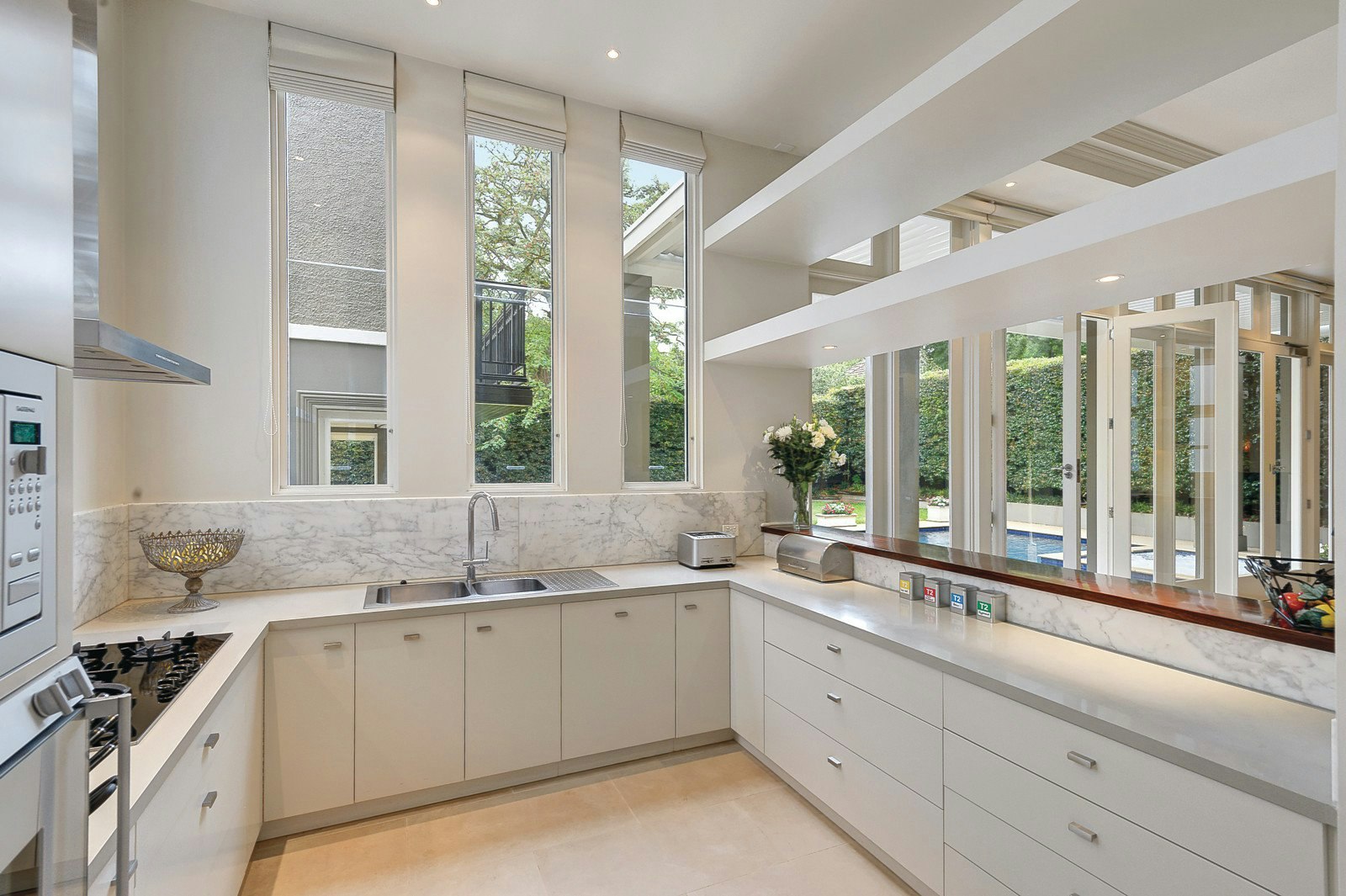 33 Avenue Athol, Canterbury, VIC