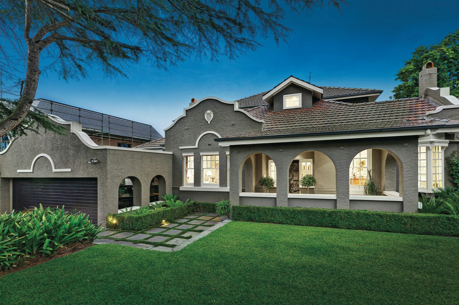 33 Avenue Athol, Canterbury, VIC