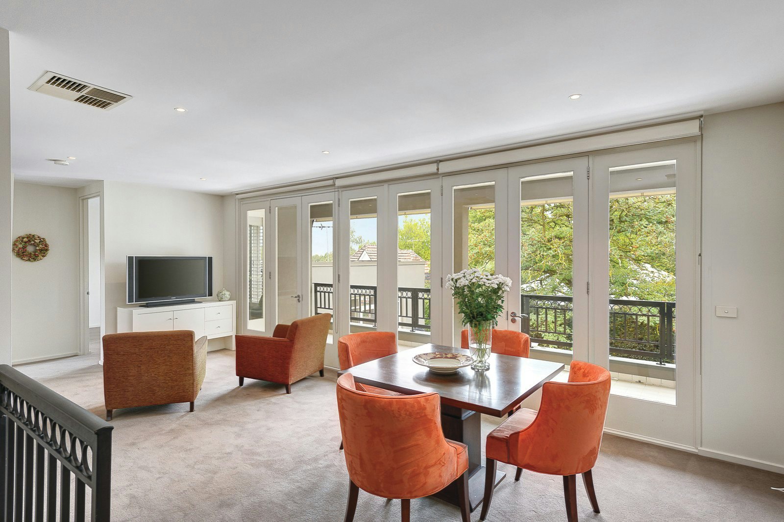 33 Avenue Athol, Canterbury, VIC