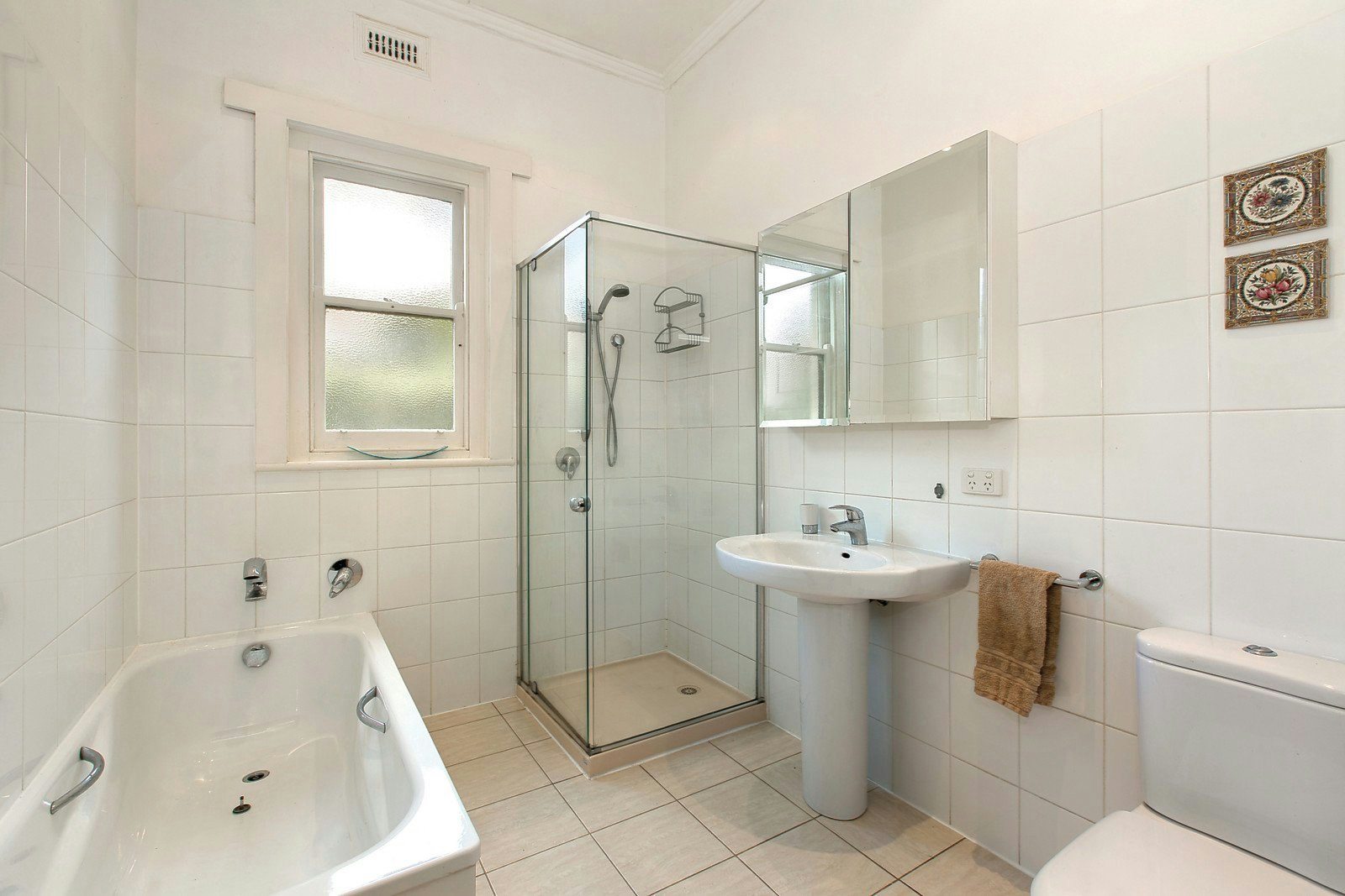 21 Avenue Athol, Canterbury, VIC