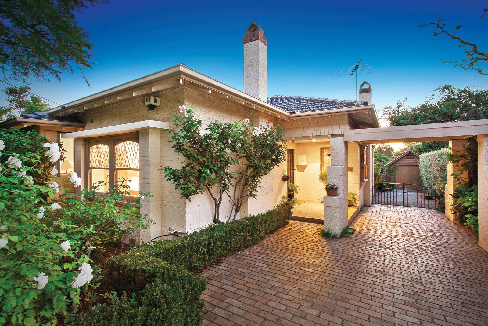 21 Avenue Athol, Canterbury, VIC