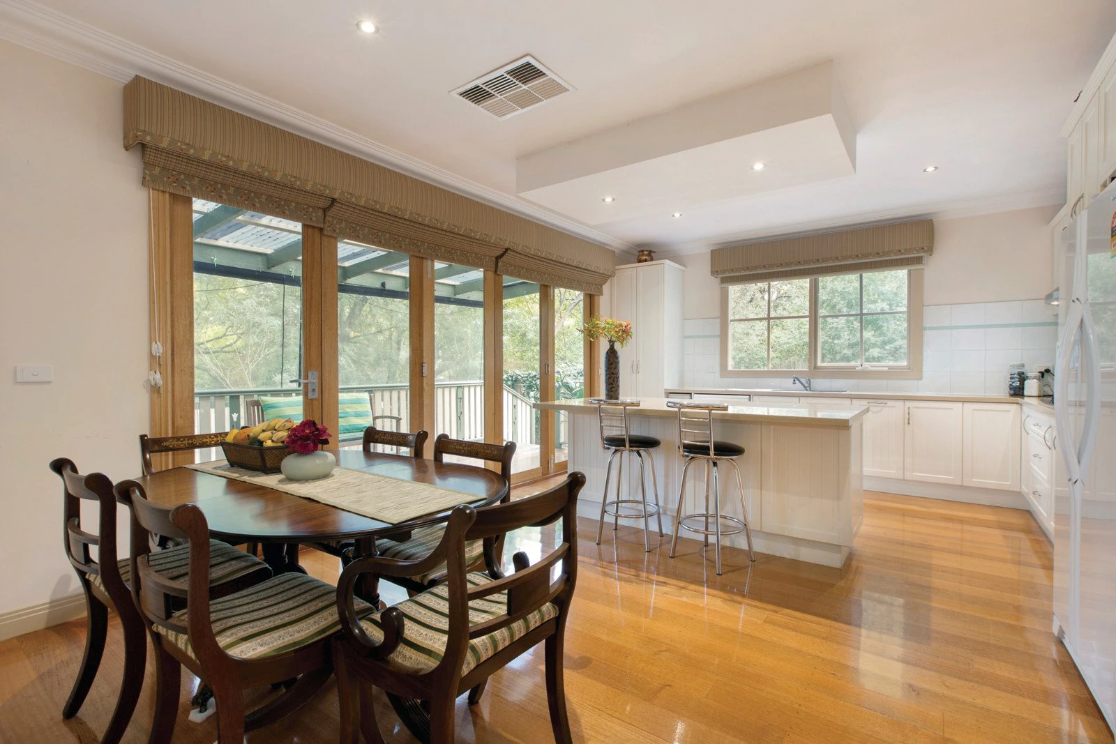 2/6 Gilbert Street, Mont Albert, VIC