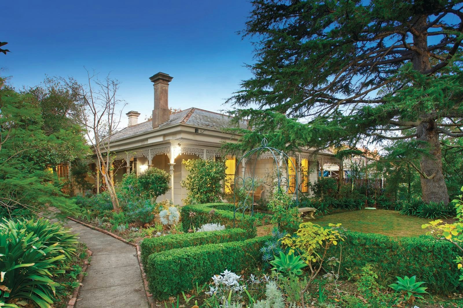 37 Essex Road, Surrey Hills, VIC