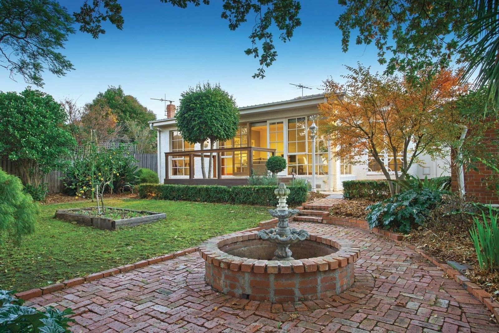 23 Cairnes Crescent, Malvern East, VIC