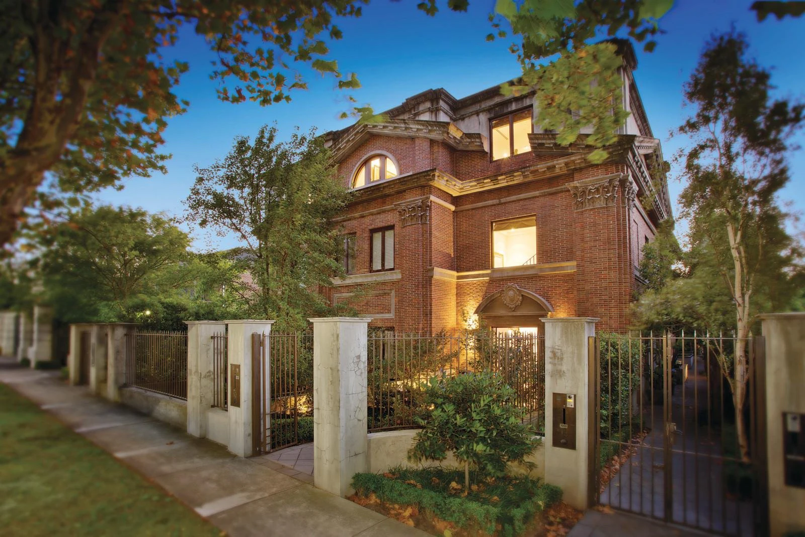 7B Woorigoleen Road, Toorak, VIC