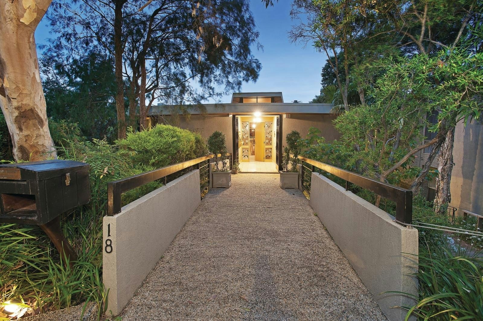 18 Raheen Drive, Kew, VIC