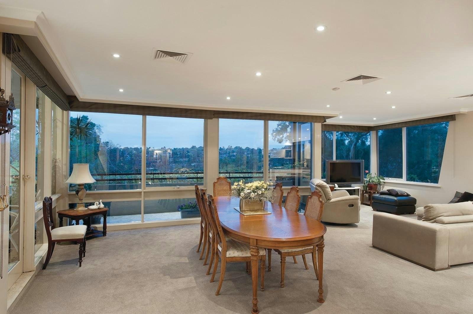 18 Raheen Drive, Kew, VIC