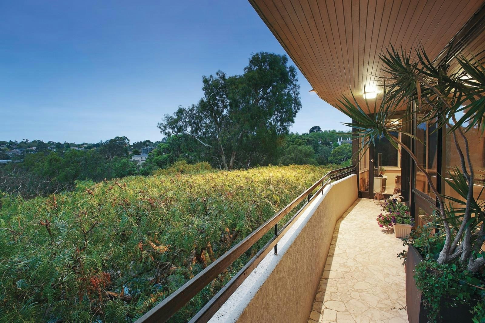 18 Raheen Drive, Kew, VIC