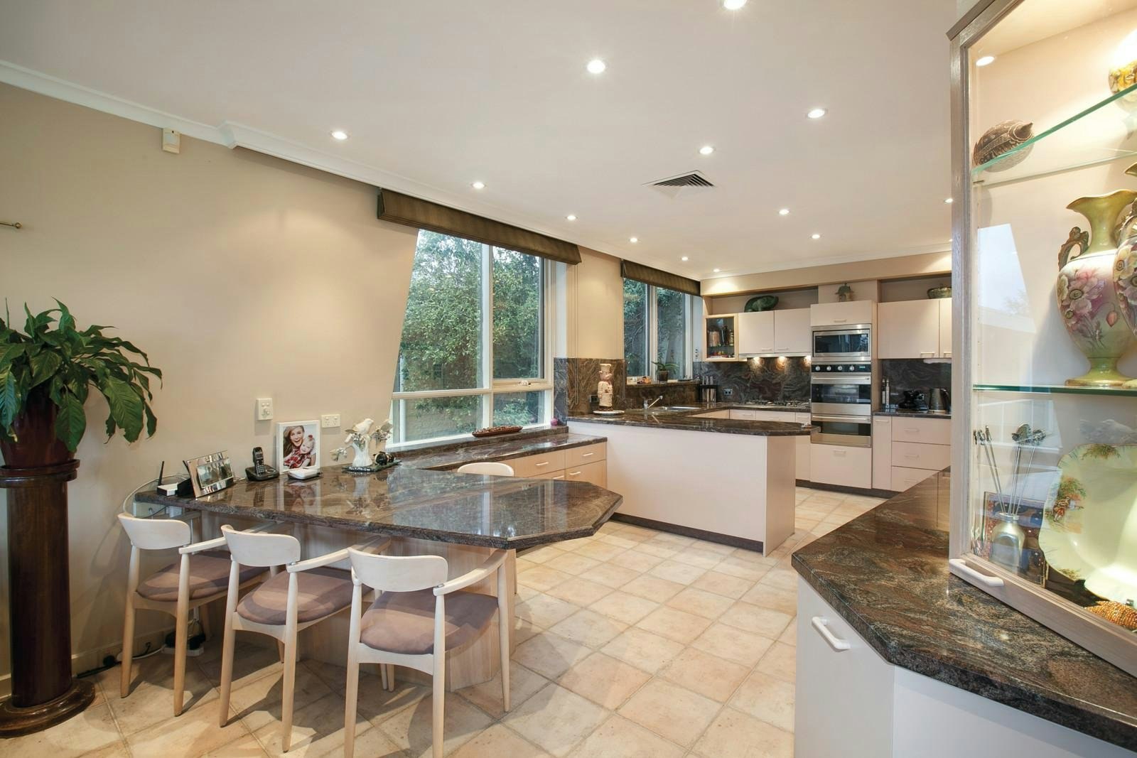 18 Raheen Drive, Kew, VIC