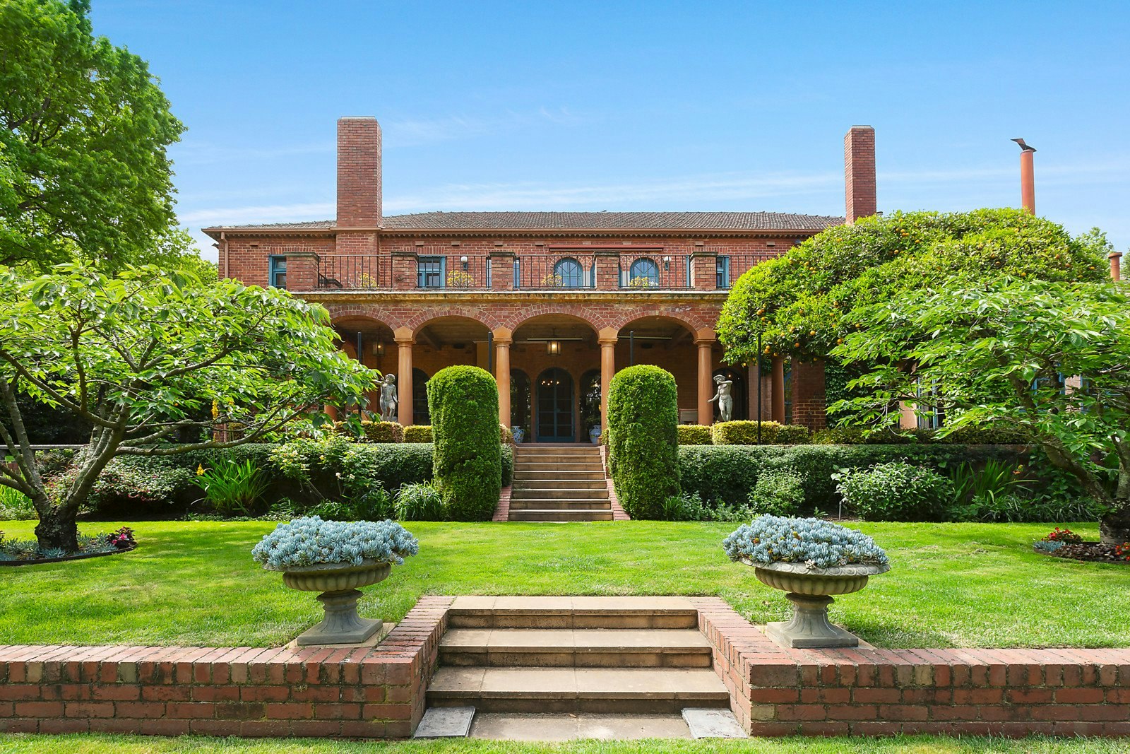 Fraser Cahill Real Estate Agent Stonnington Marshall White