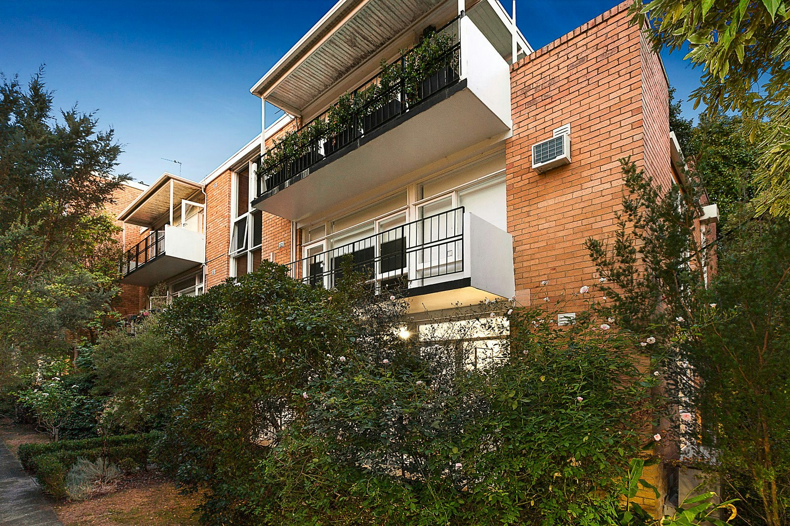 1/2 Maple Grove, Toorak, VIC