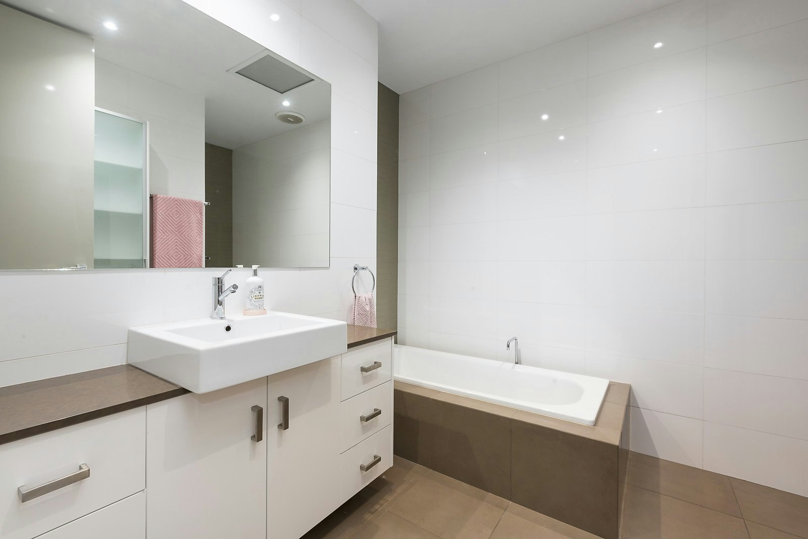 27a Irymple Avenue, Glen Iris, VIC