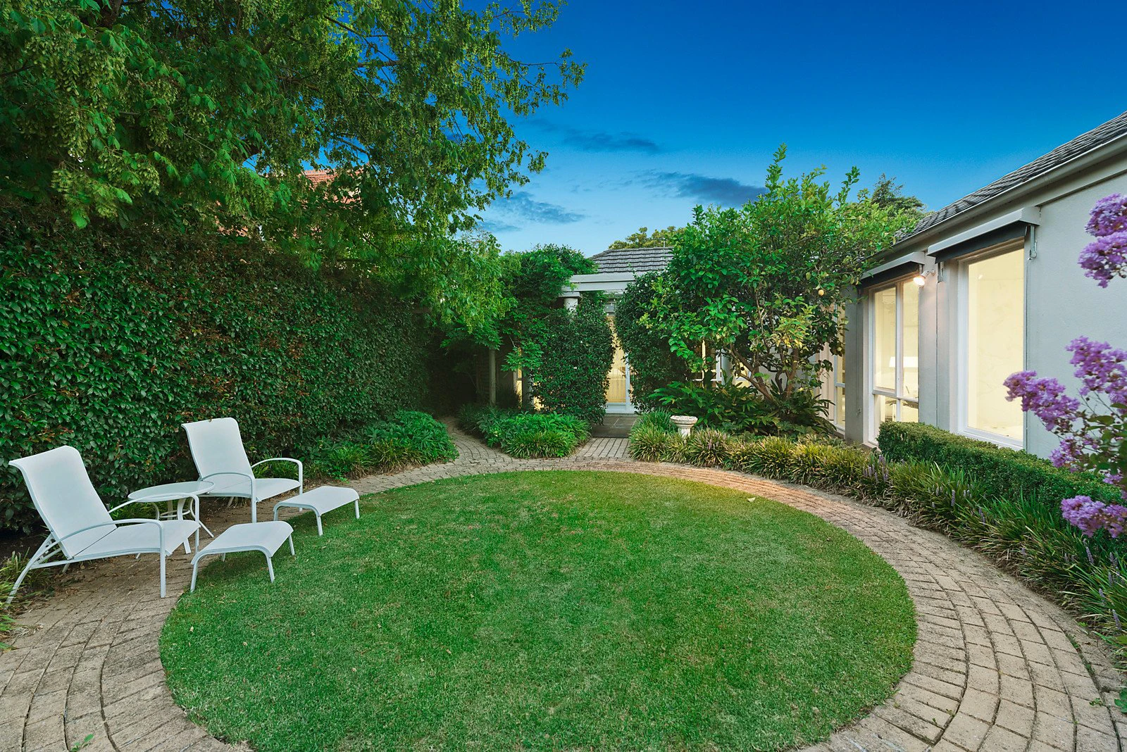 11A Rostrevor Parade, Mont Albert, VIC