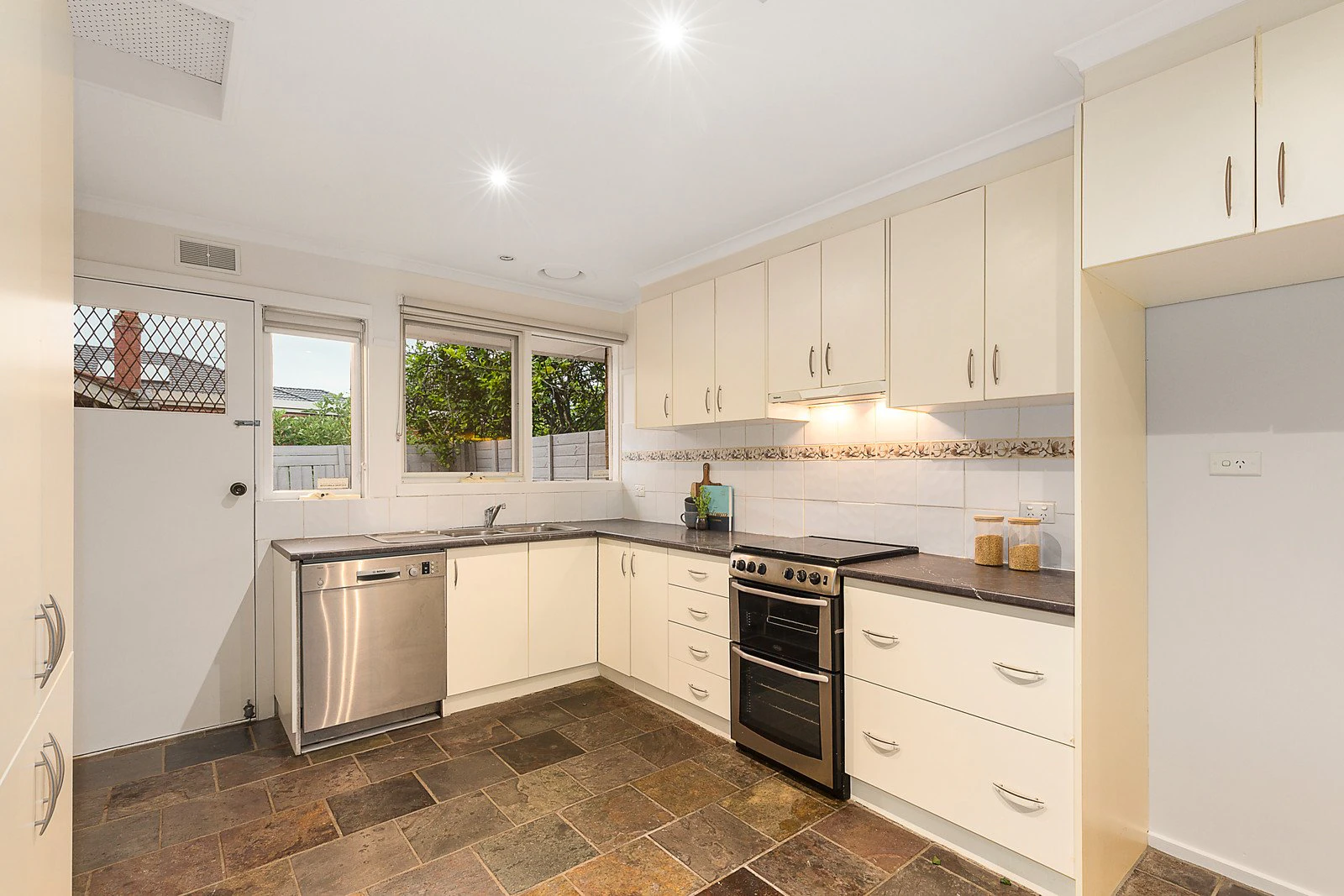 2/39 Victoria Crescent, Mont Albert, VIC