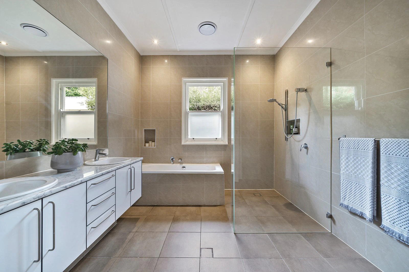 2 Heatherleigh Place, Malvern East, VIC