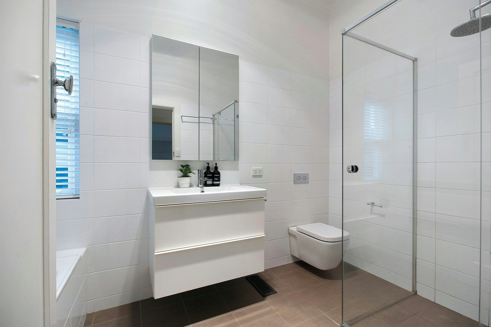 2 Bennett Parade, Kew East, VIC