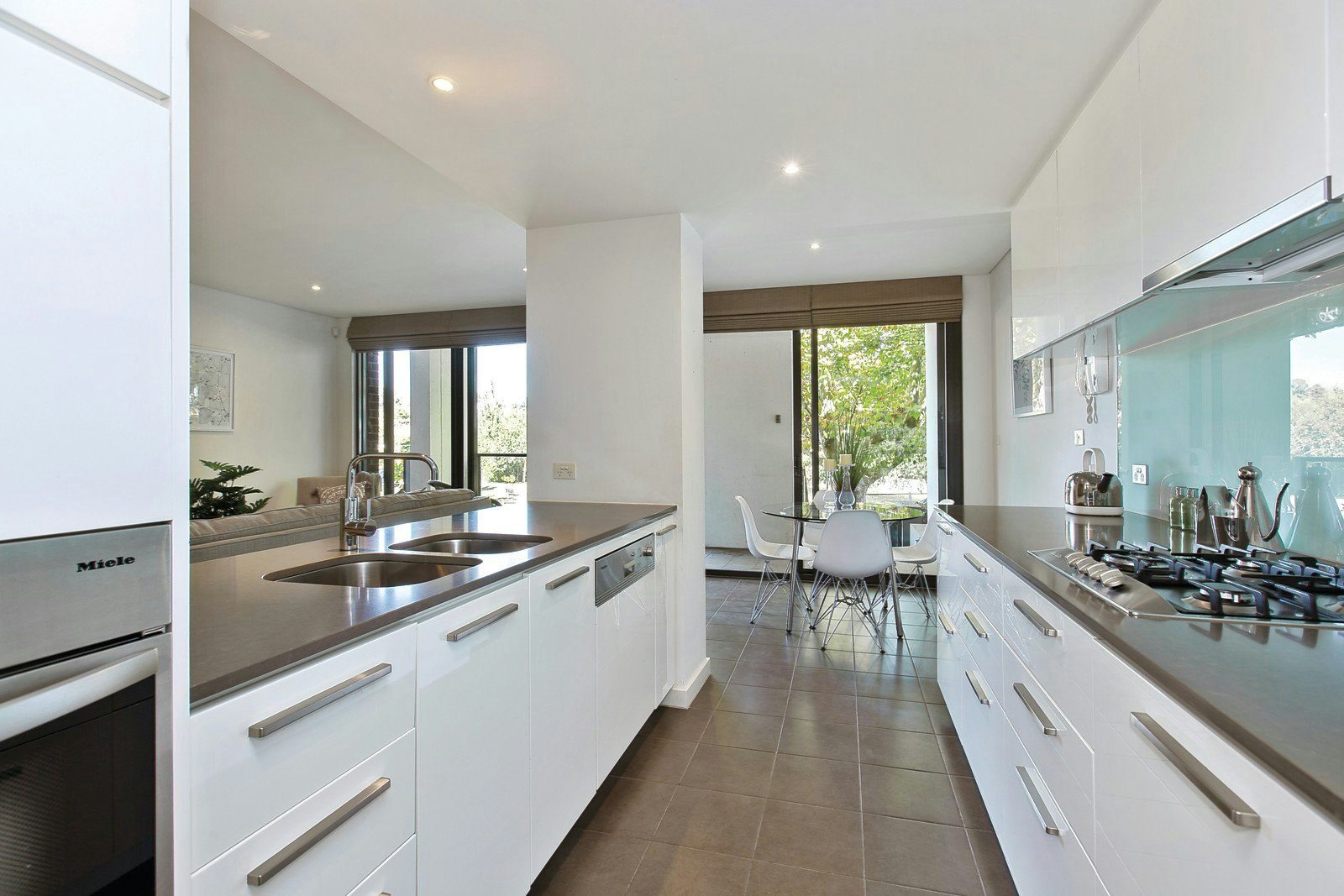 2/53 Chaucer Crescent, Canterbury, VIC