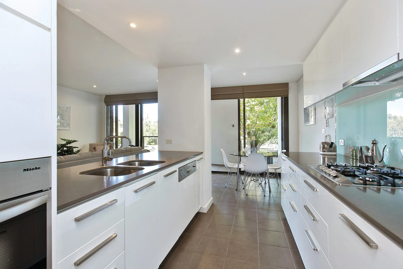 2/53 Chaucer Crescent, Canterbury, VIC