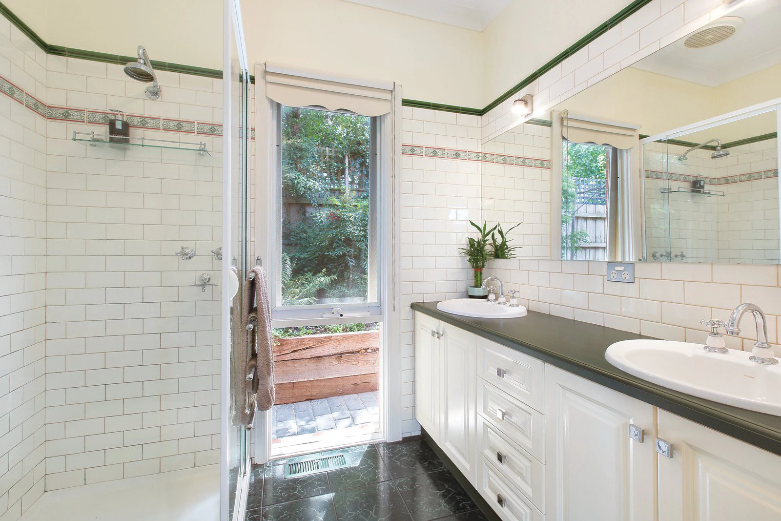 2/1 Mont Iris Avenue, Glen Iris, VIC