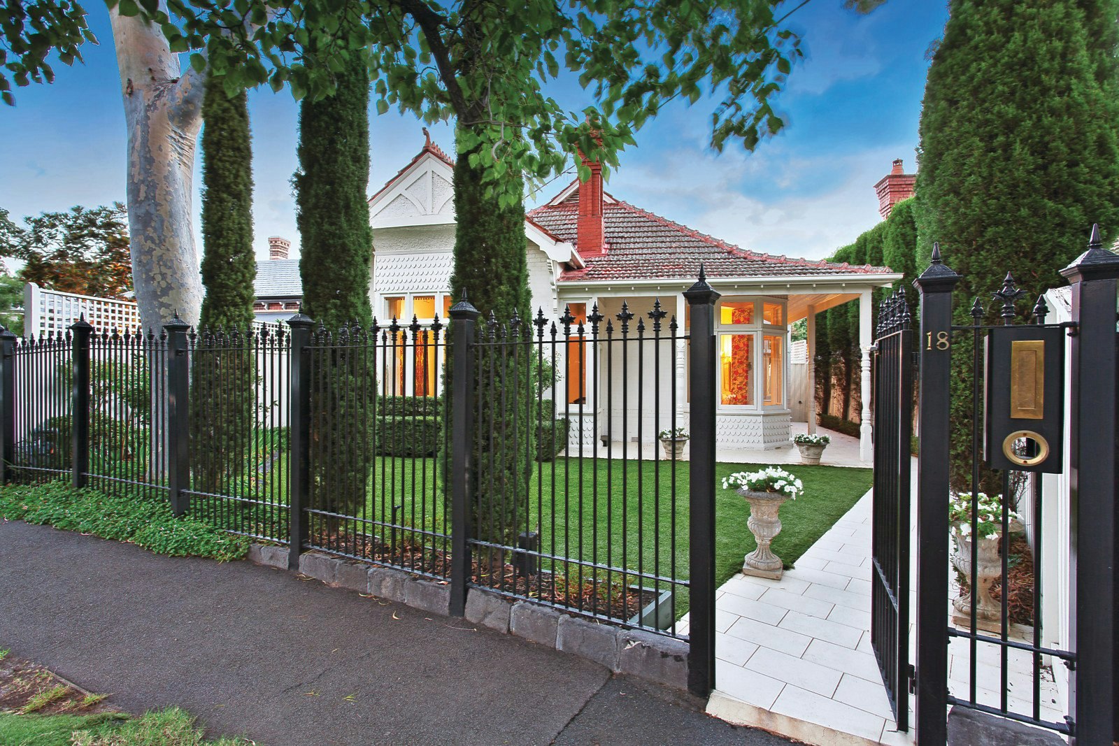 18 Royal Crescent, Armadale, VIC