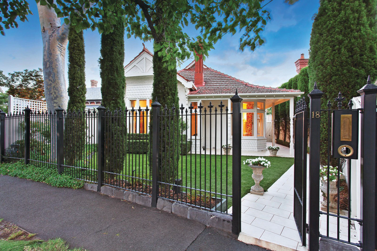 18 Royal Crescent, Armadale, VIC