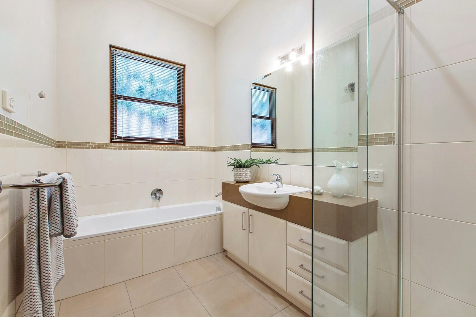 9 Gowar Avenue, Camberwell, VIC