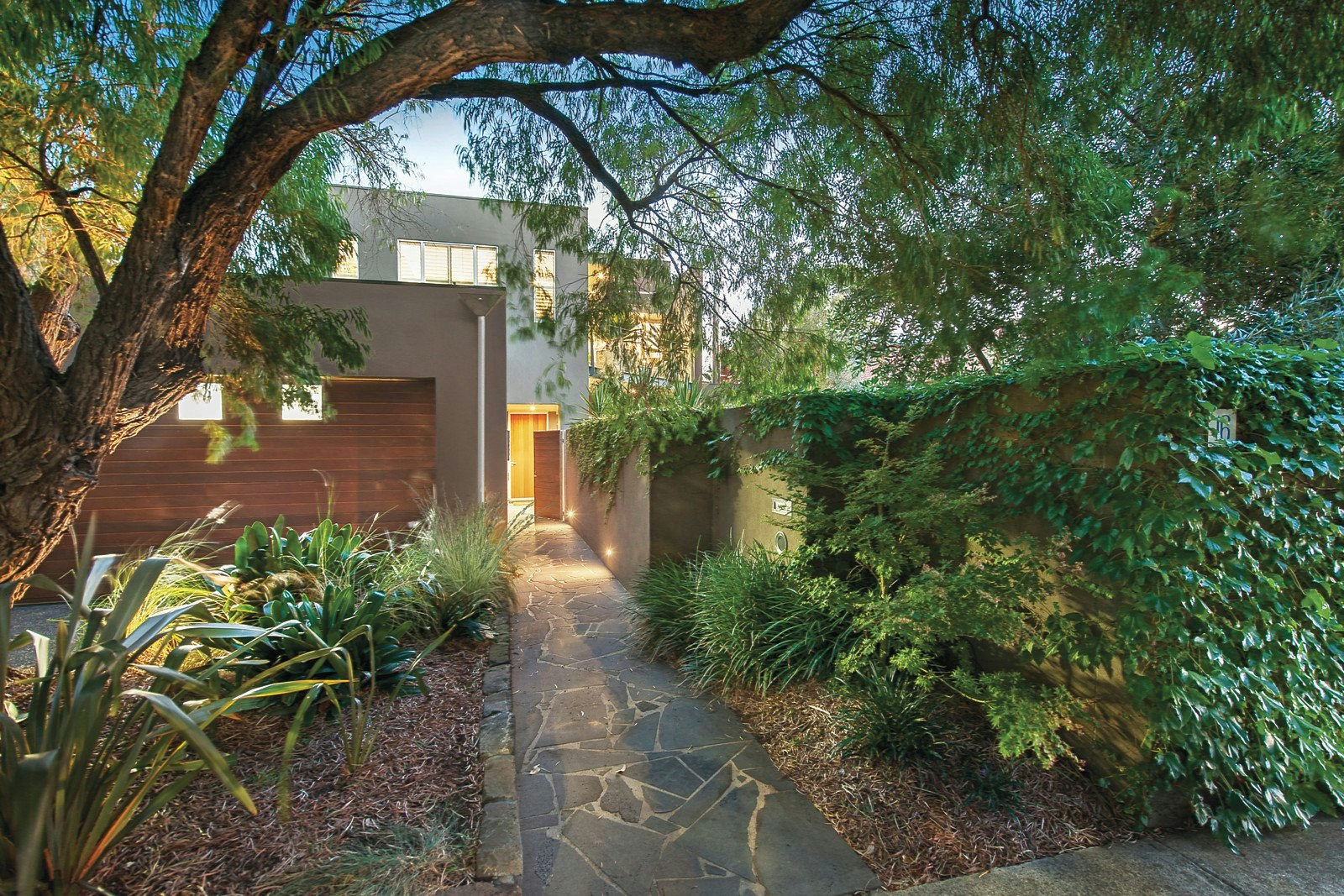 16 Holyrood Street, Hampton, VIC