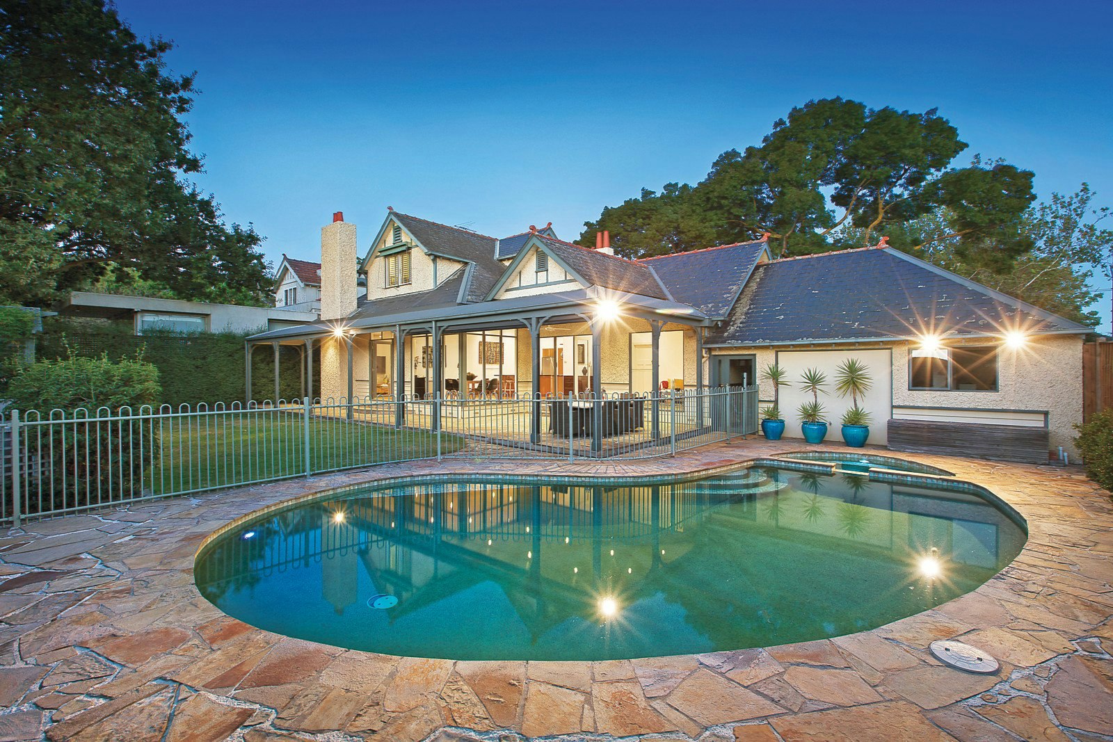 31 Mangarra Road, Canterbury, VIC