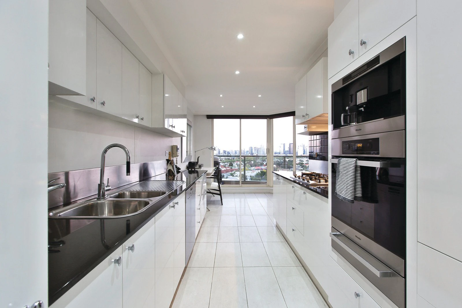 1001/107 Beach Street, Port Melbourne, VIC