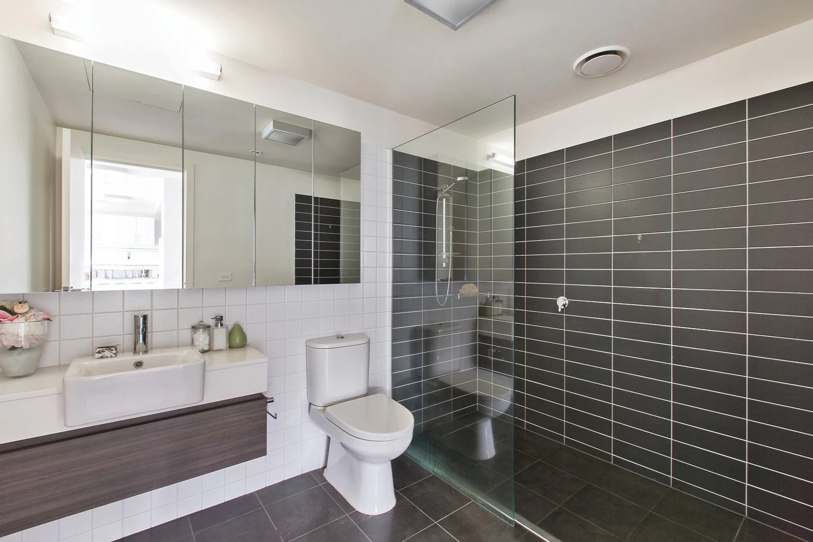 1/6 Yarra Bing Crescent, Burwood, VIC