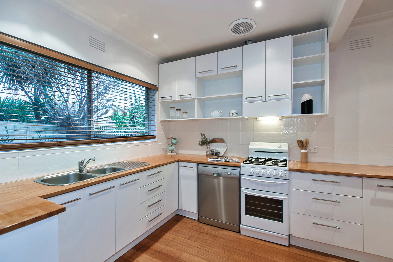 2/23 Broughton Road, Surrey Hills, VIC