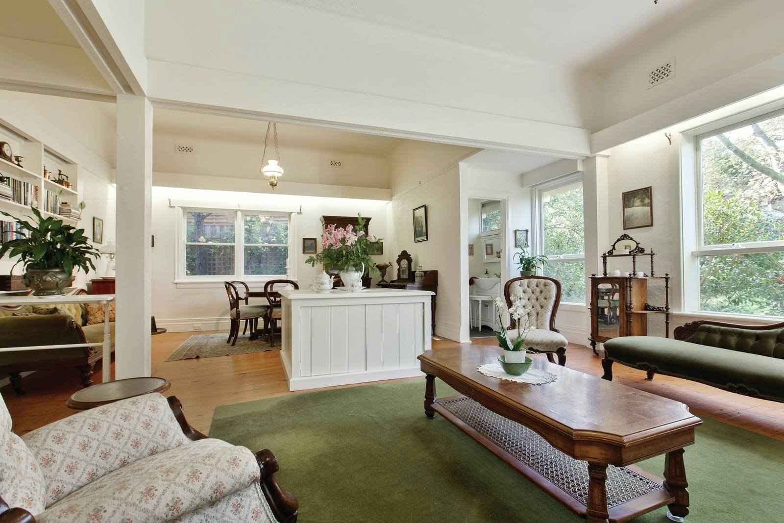 11 Mangarra Road, Canterbury, VIC