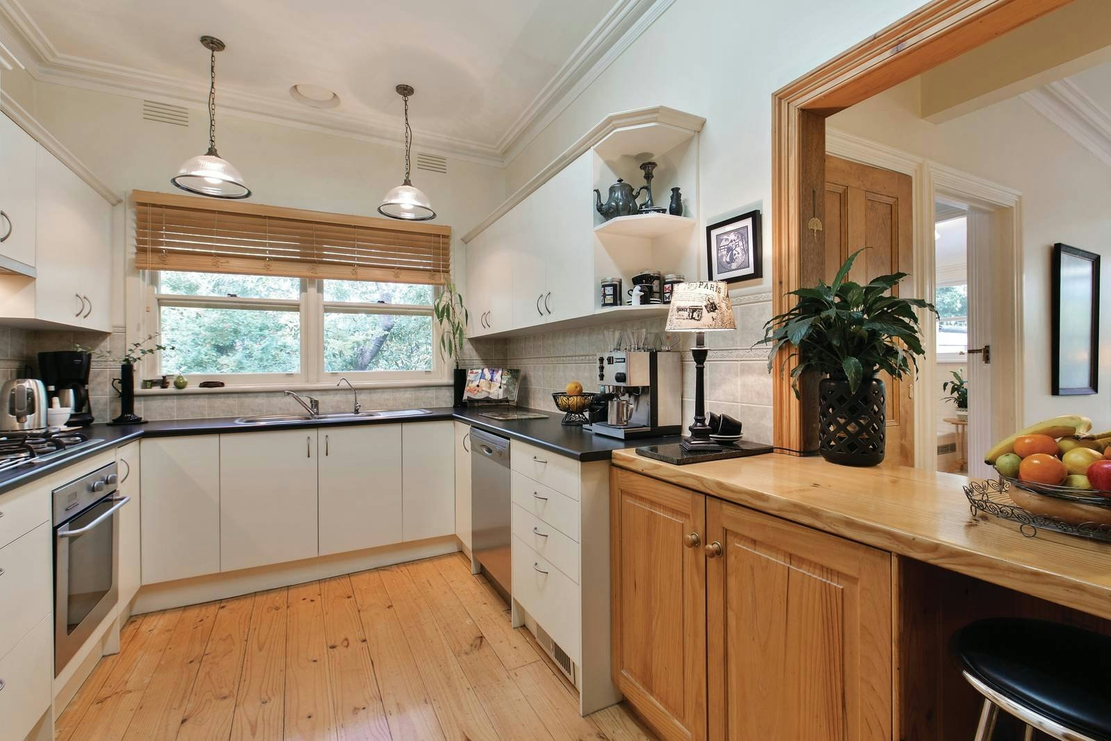 11 Mangarra Road, Canterbury, VIC