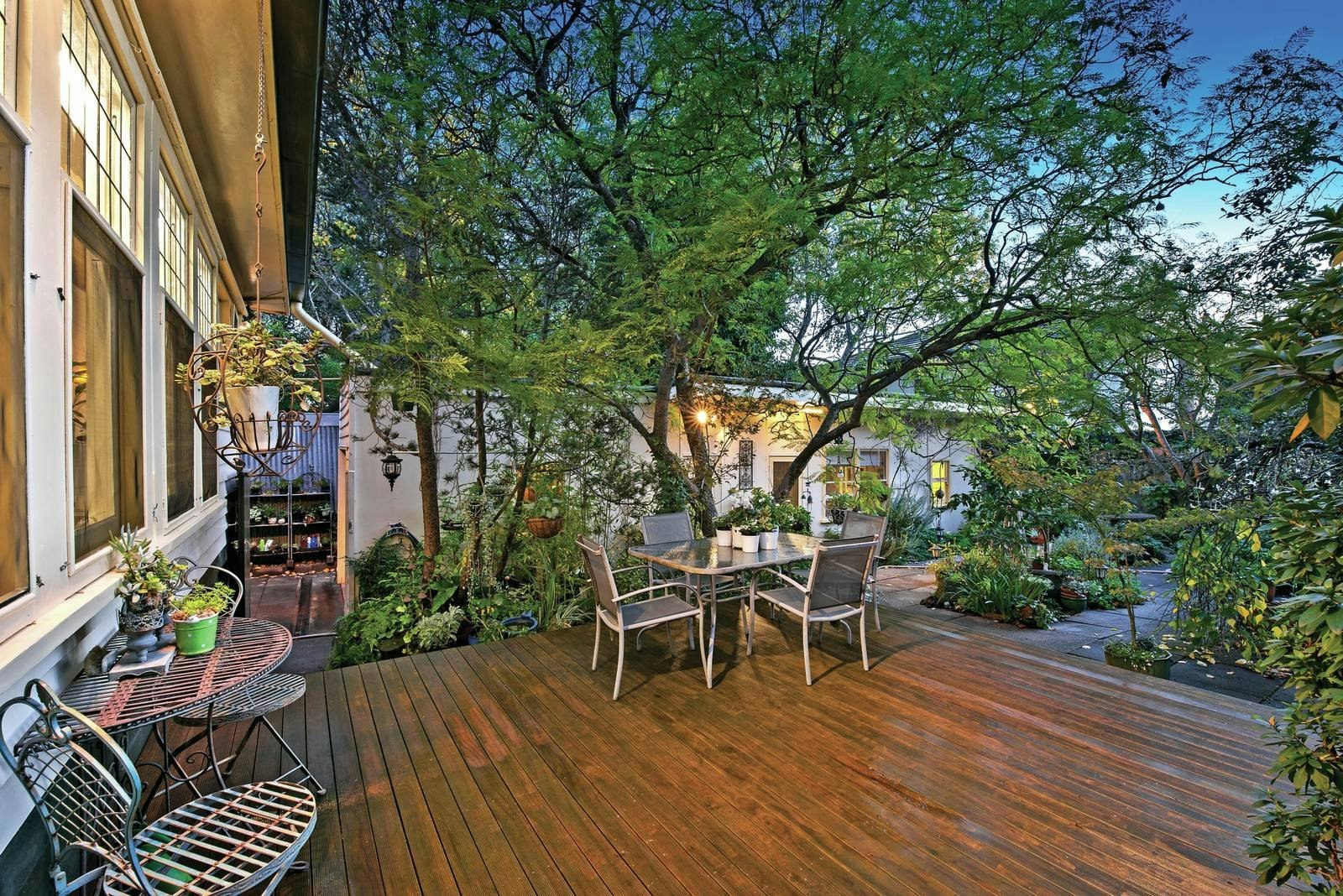 11 Mangarra Road, Canterbury, VIC