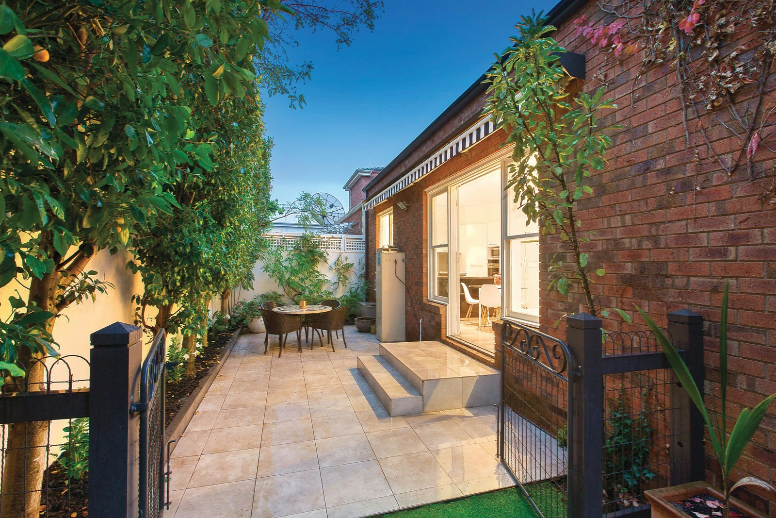 2/19 Faversham Road, Canterbury, VIC