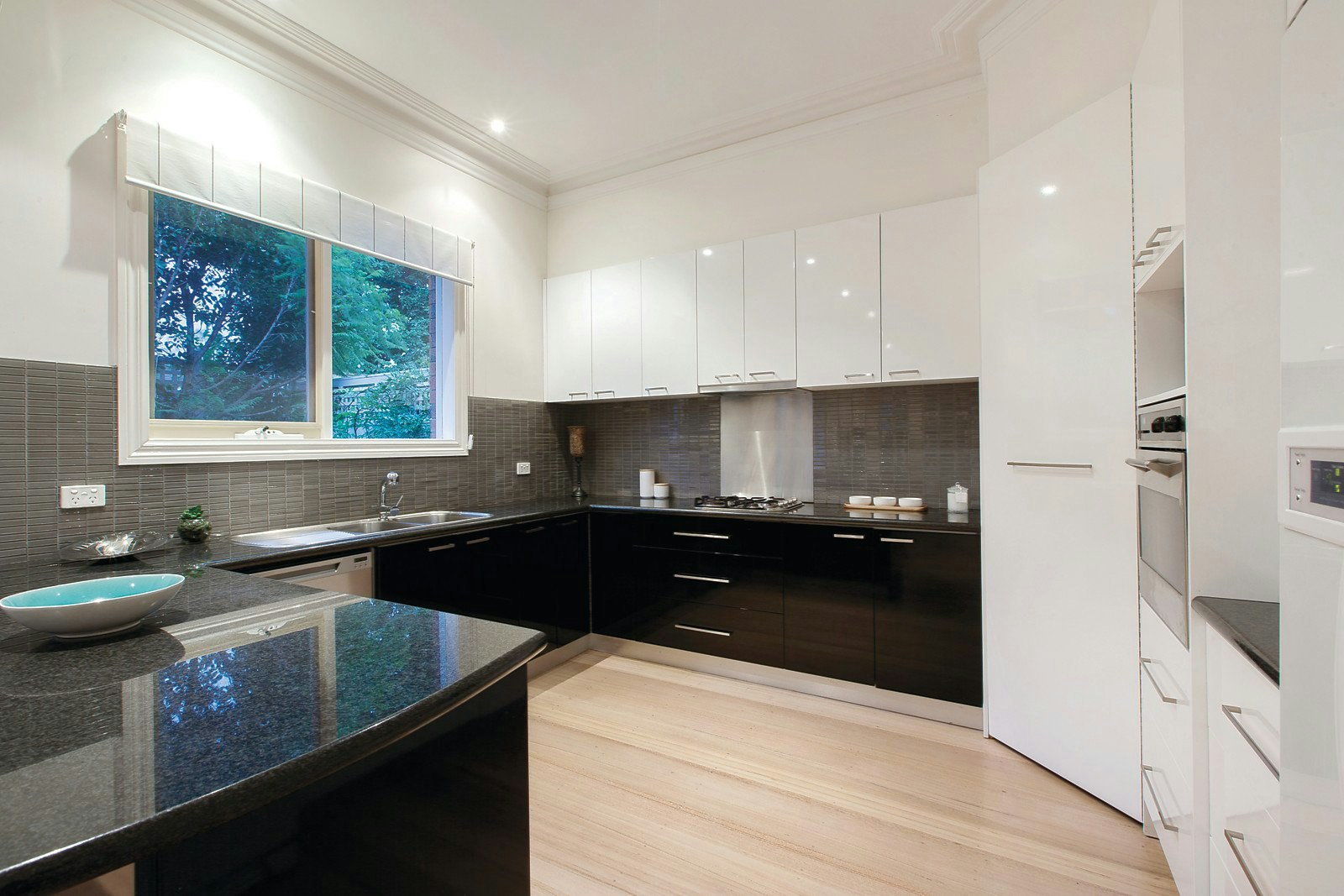 2/19 Faversham Road, Canterbury, VIC