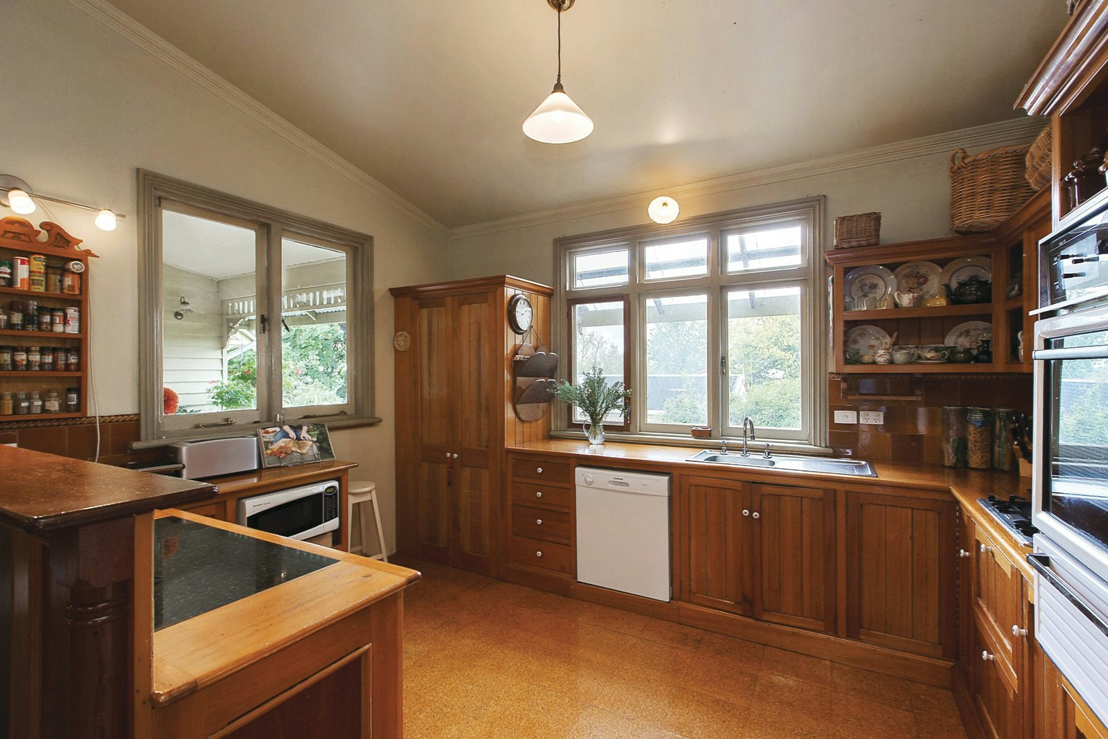 8 View Street, Canterbury, VIC