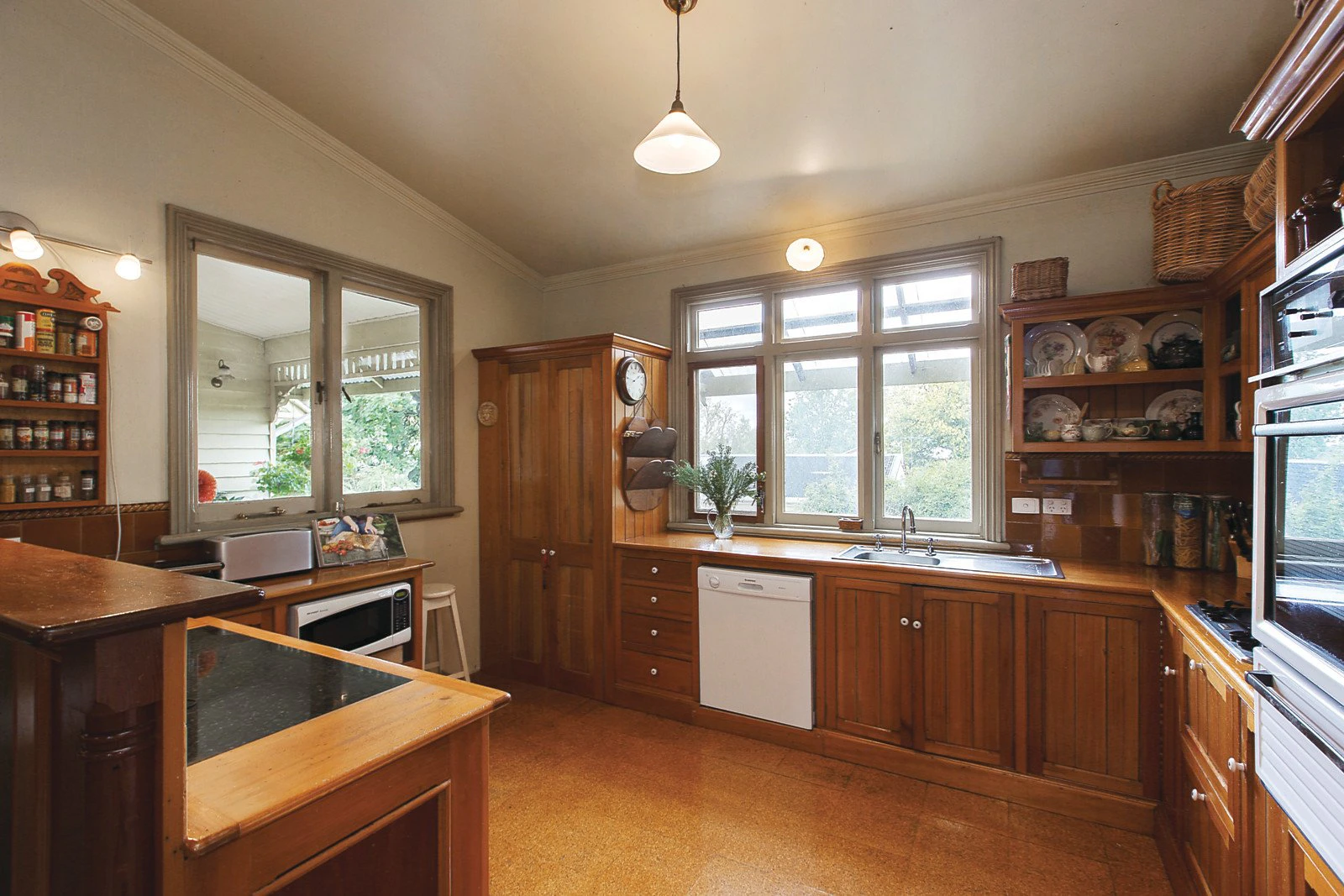 8 View Street, Canterbury, VIC