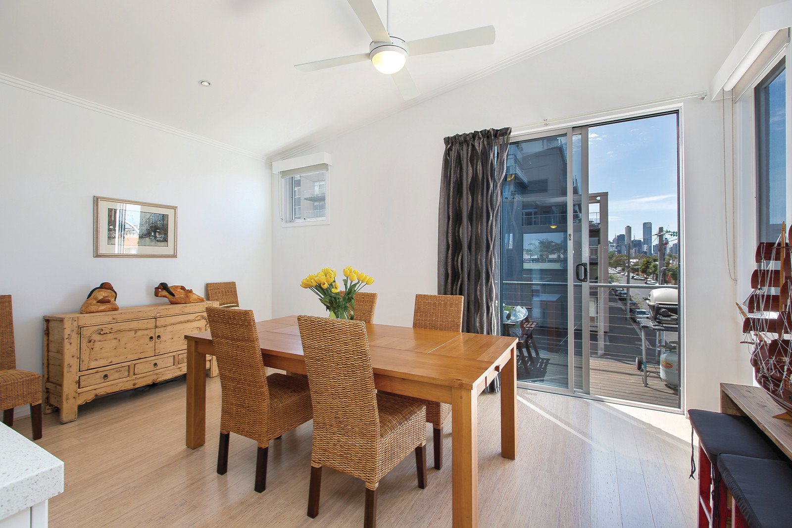 60/15 Beach Street, Port Melbourne - Thumbnail 3