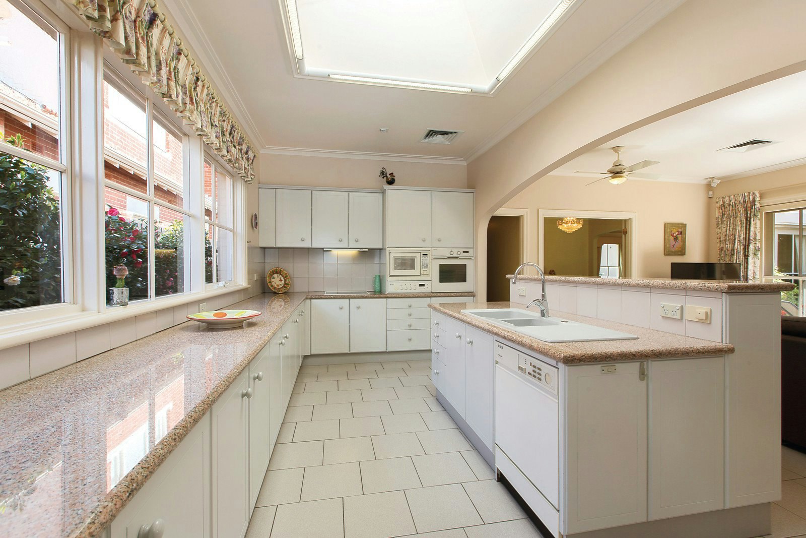 28 Mangarra Road, Canterbury, VIC