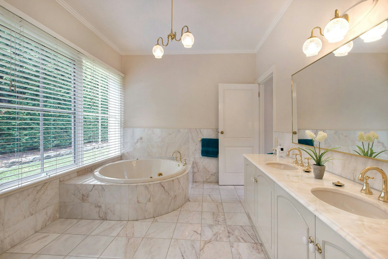 28 Mangarra Road, Canterbury, VIC