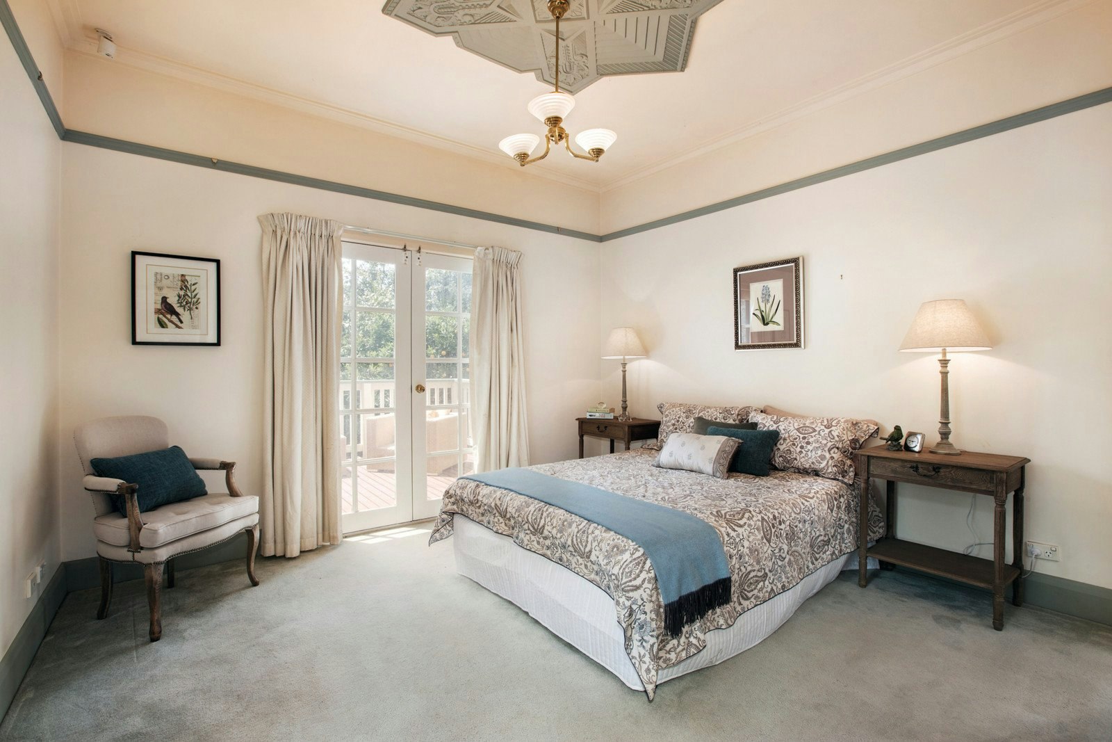 4 Carlyle Crescent, Mont Albert, VIC