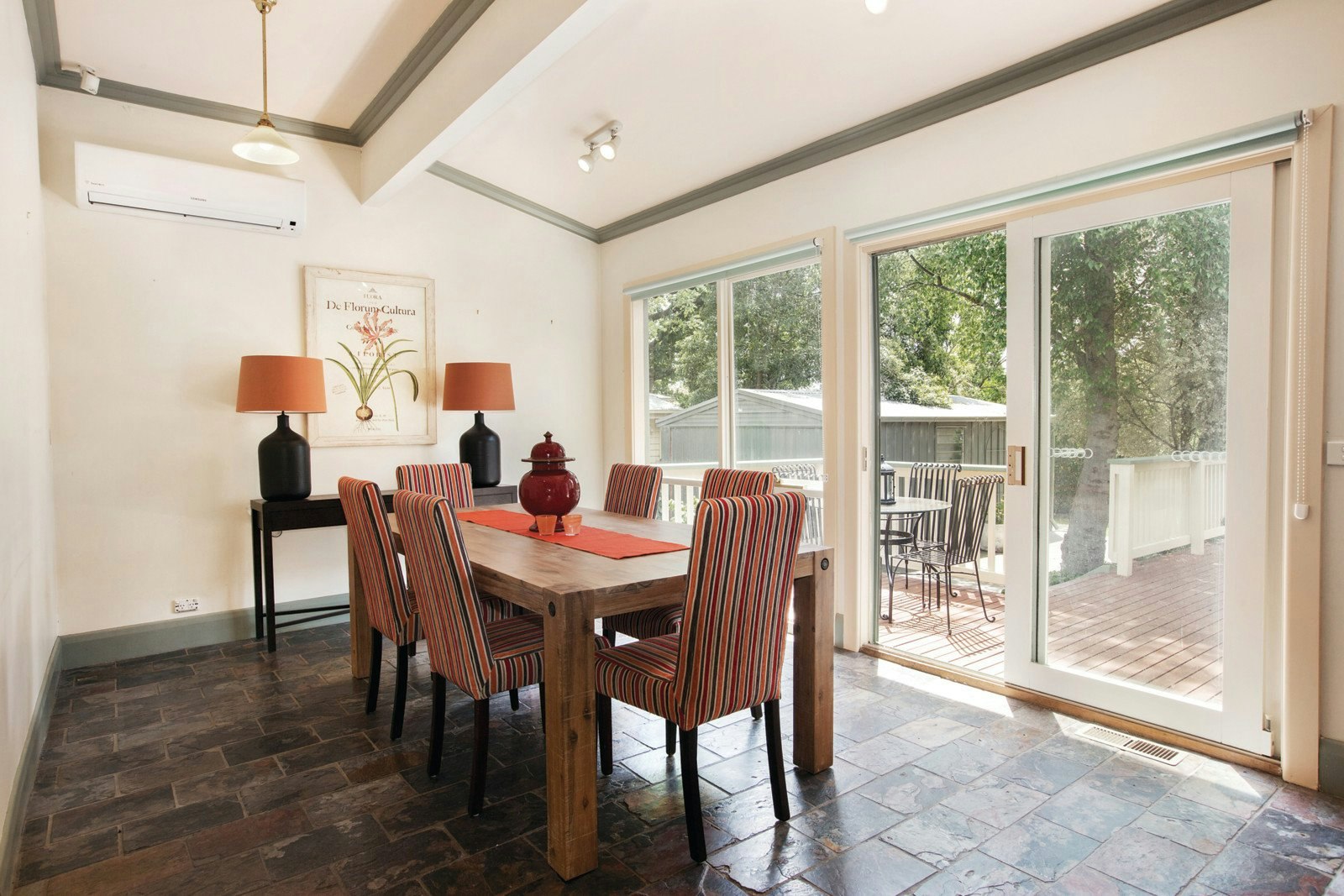 4 Carlyle Crescent, Mont Albert, VIC