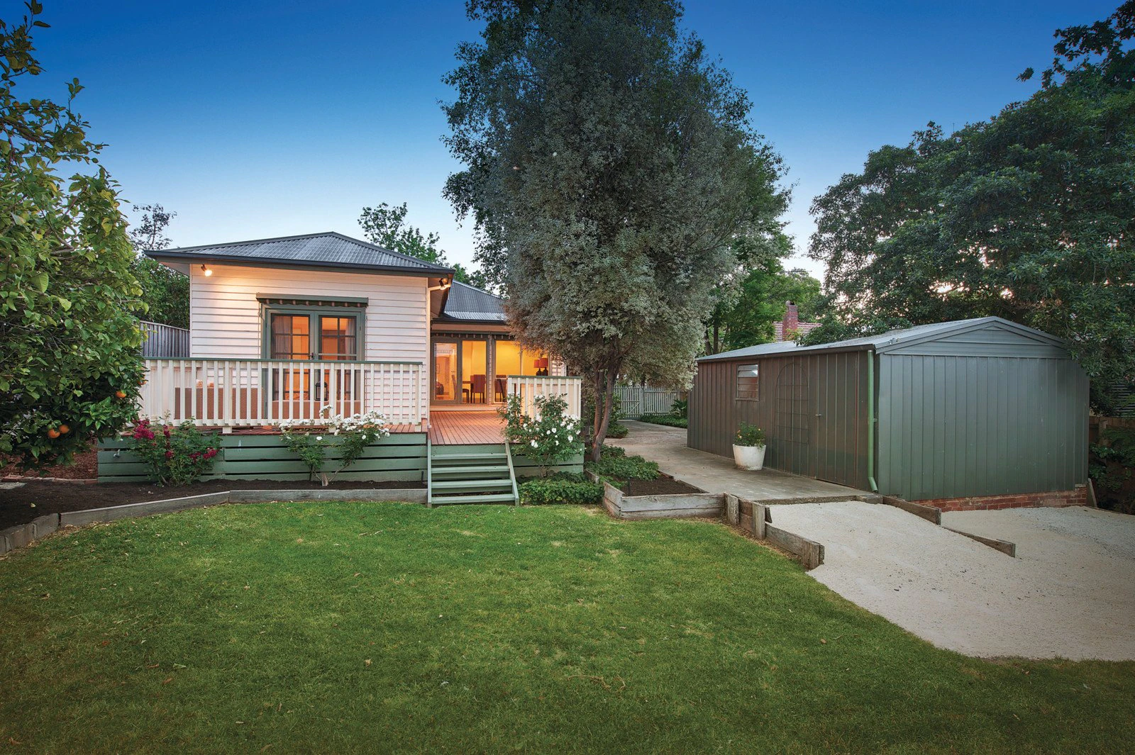 4 Carlyle Crescent, Mont Albert, VIC