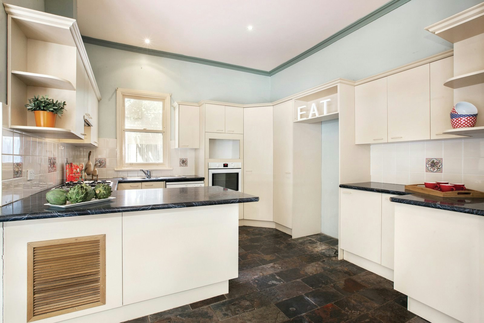 4 Carlyle Crescent, Mont Albert, VIC